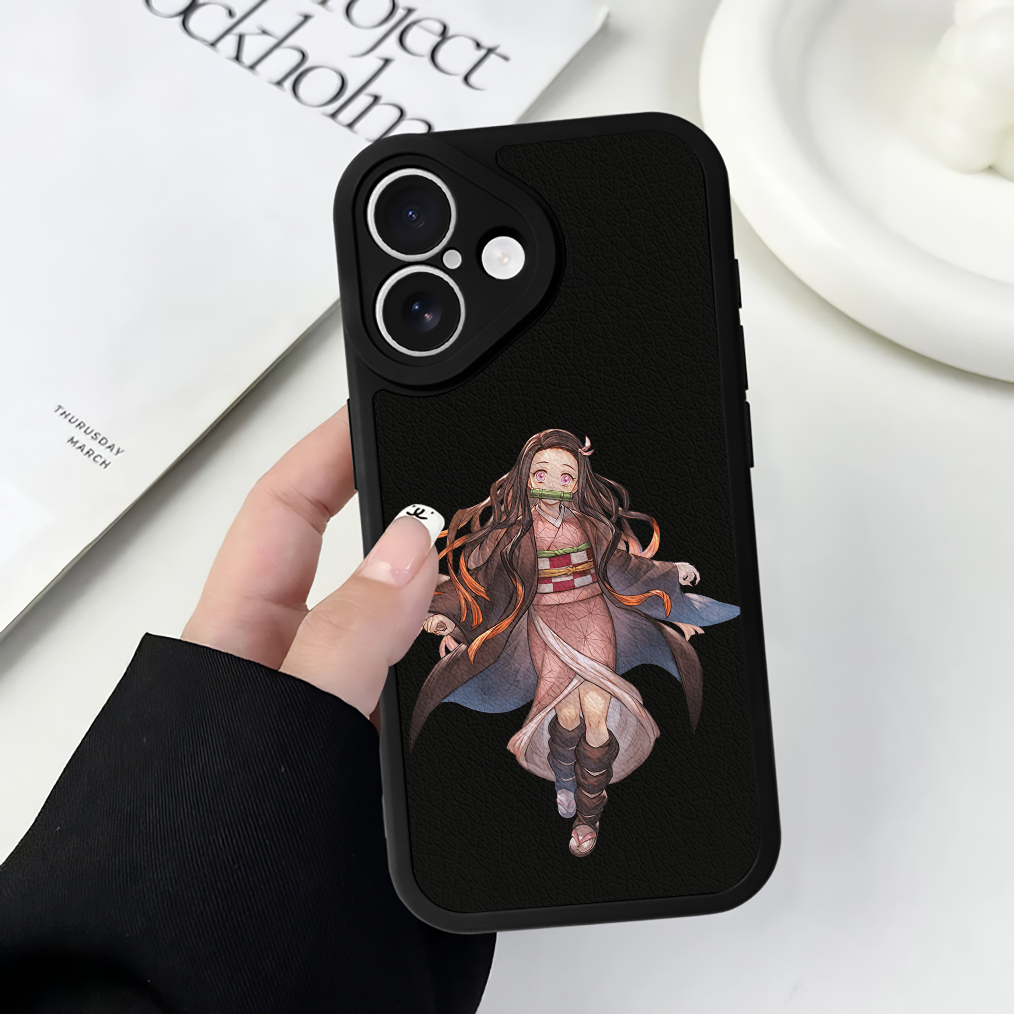 （画像用） 鬼滅の刃（きめつのやいば）竈門 禰󠄀豆子／かまど ねずこ Kamado Nezuko 【iPhone 16シリーズ対応】シリコンスマホケース（レザー調） 材質：シリコン